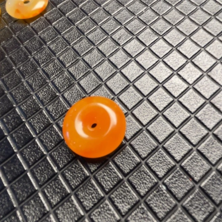 未镶嵌石英质玉（黄龙玉）颈饰