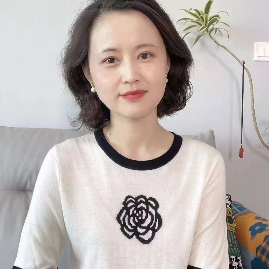 【彩薇姐推荐】2025春夏新款山茶花时尚百搭显瘦宽松简约圆领针织