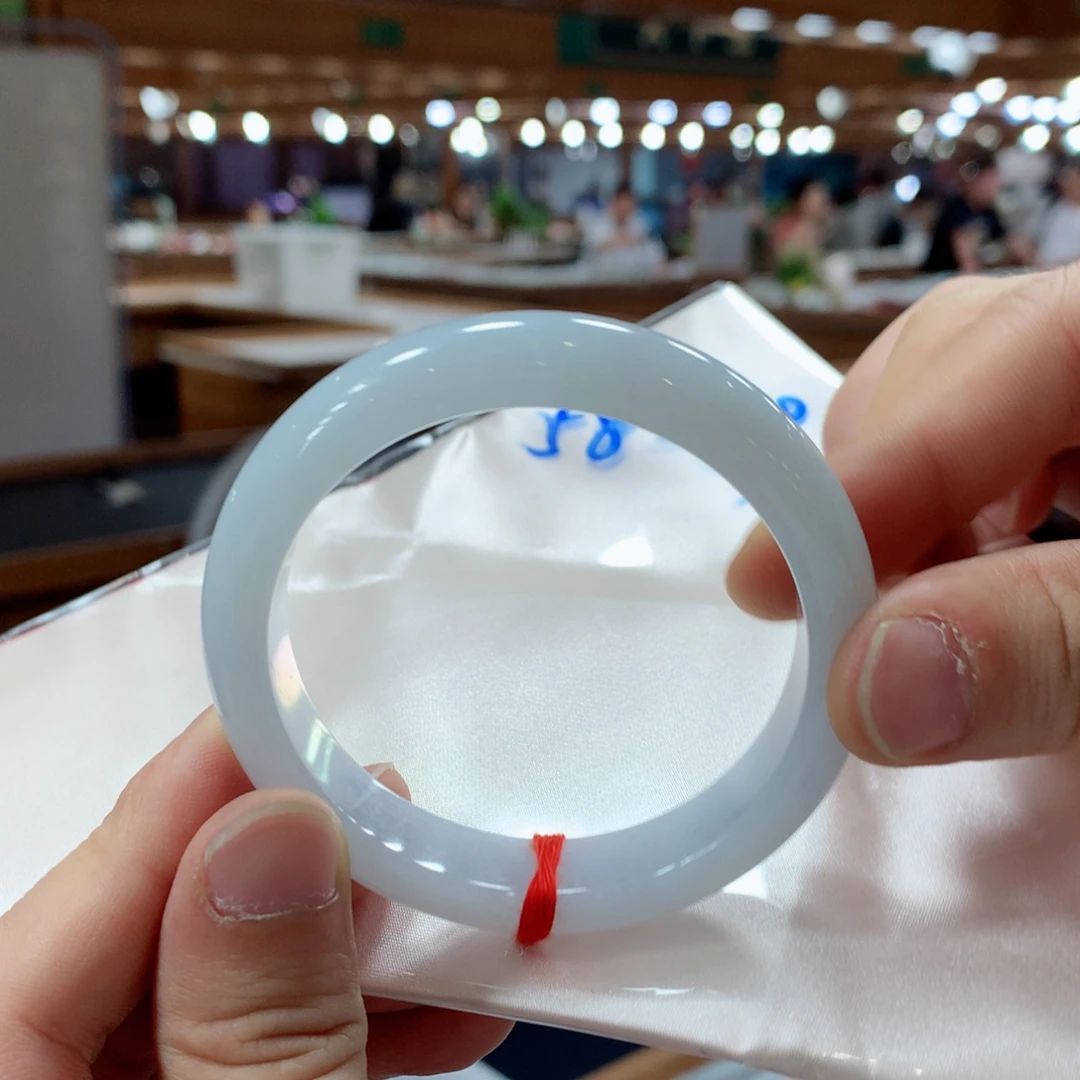 翡翠手镯未镶嵌翡翠