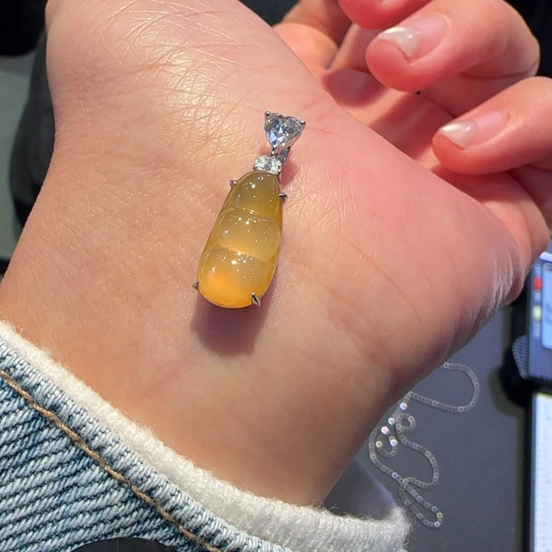 翡翠18K金镶嵌颈饰福豆