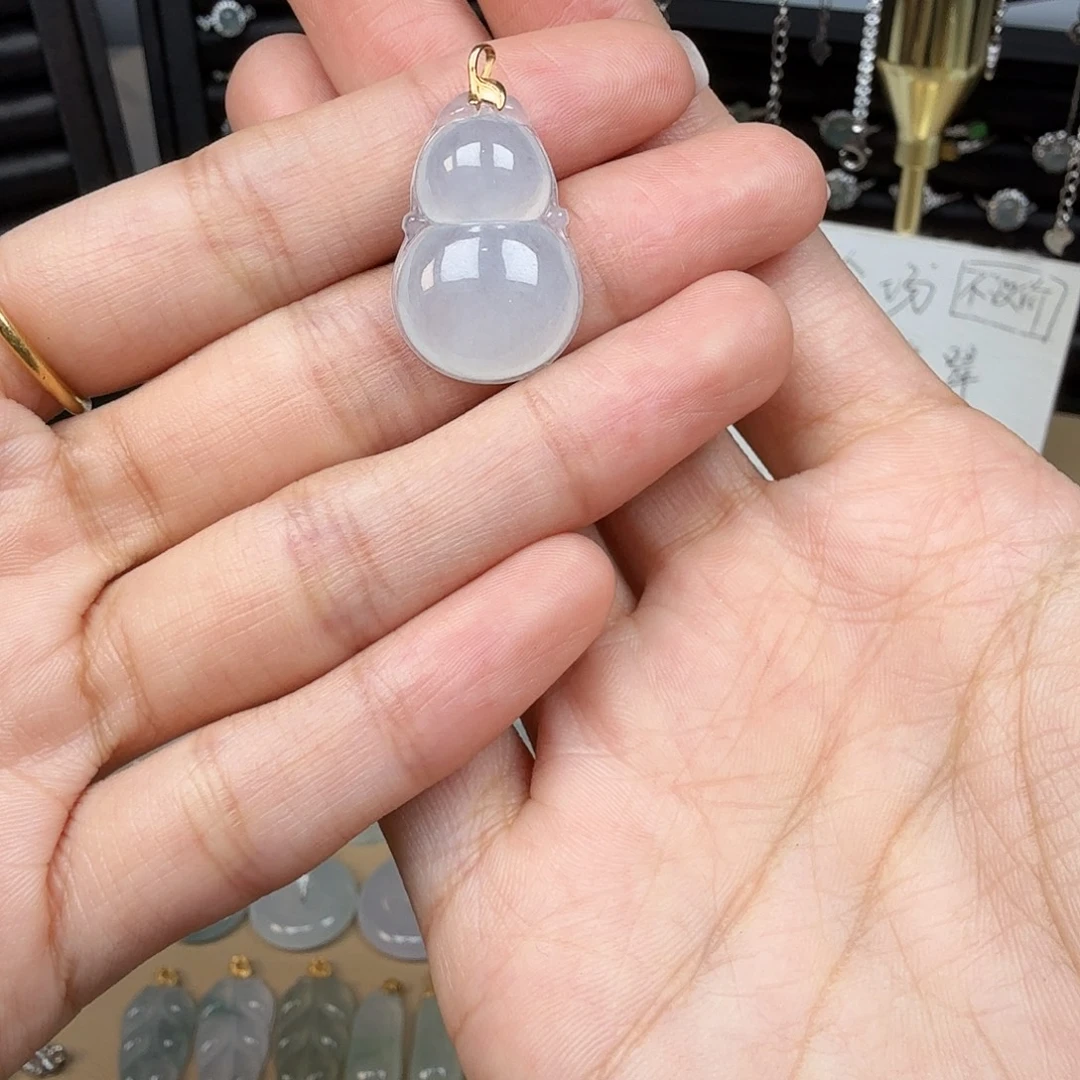数***菲翡翠18K金镶嵌颈饰