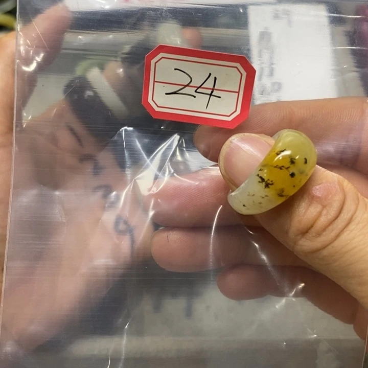 蛇纹石玉未镶嵌戒指不****?