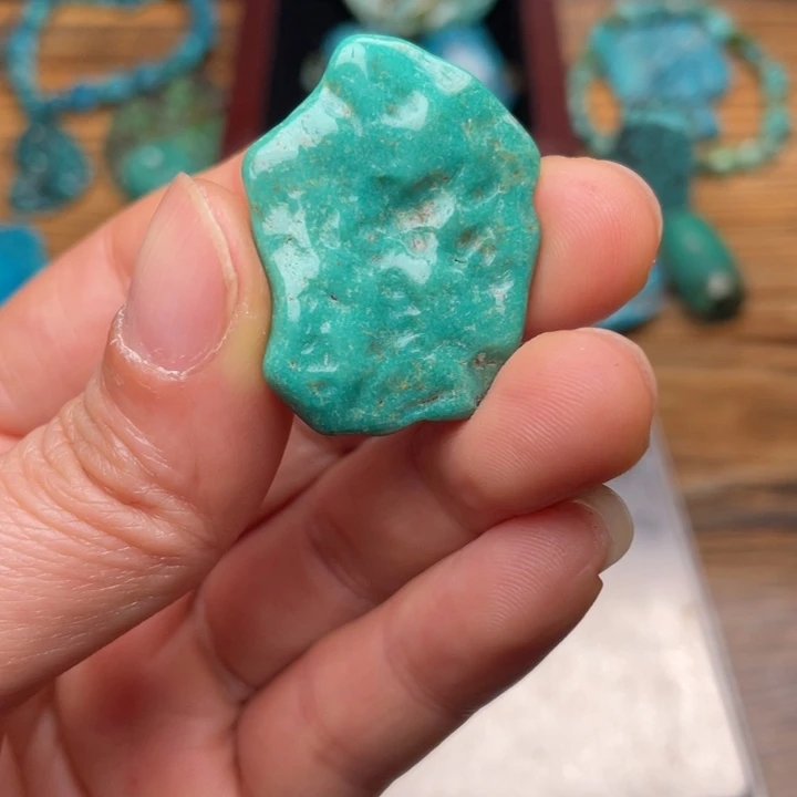 绿松石未镶嵌颈饰