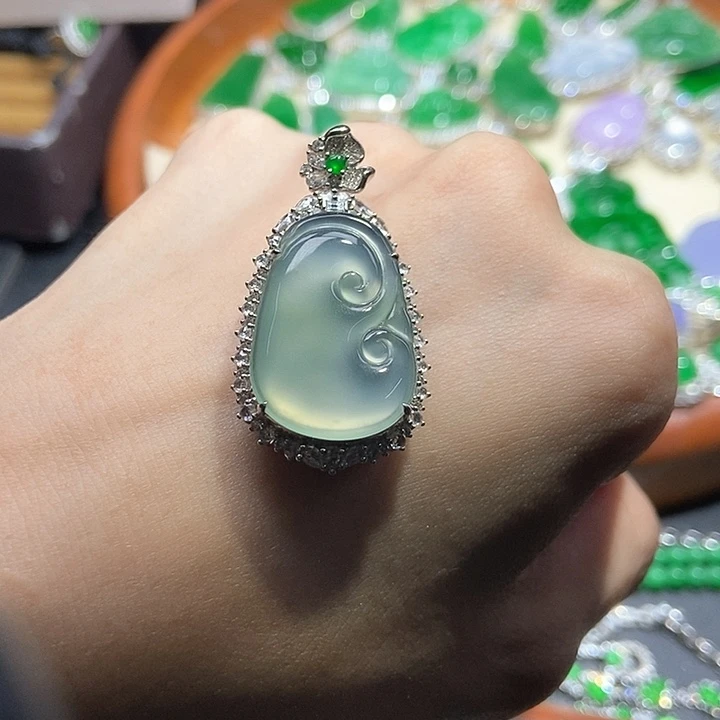 颈饰18K金镶嵌翡翠