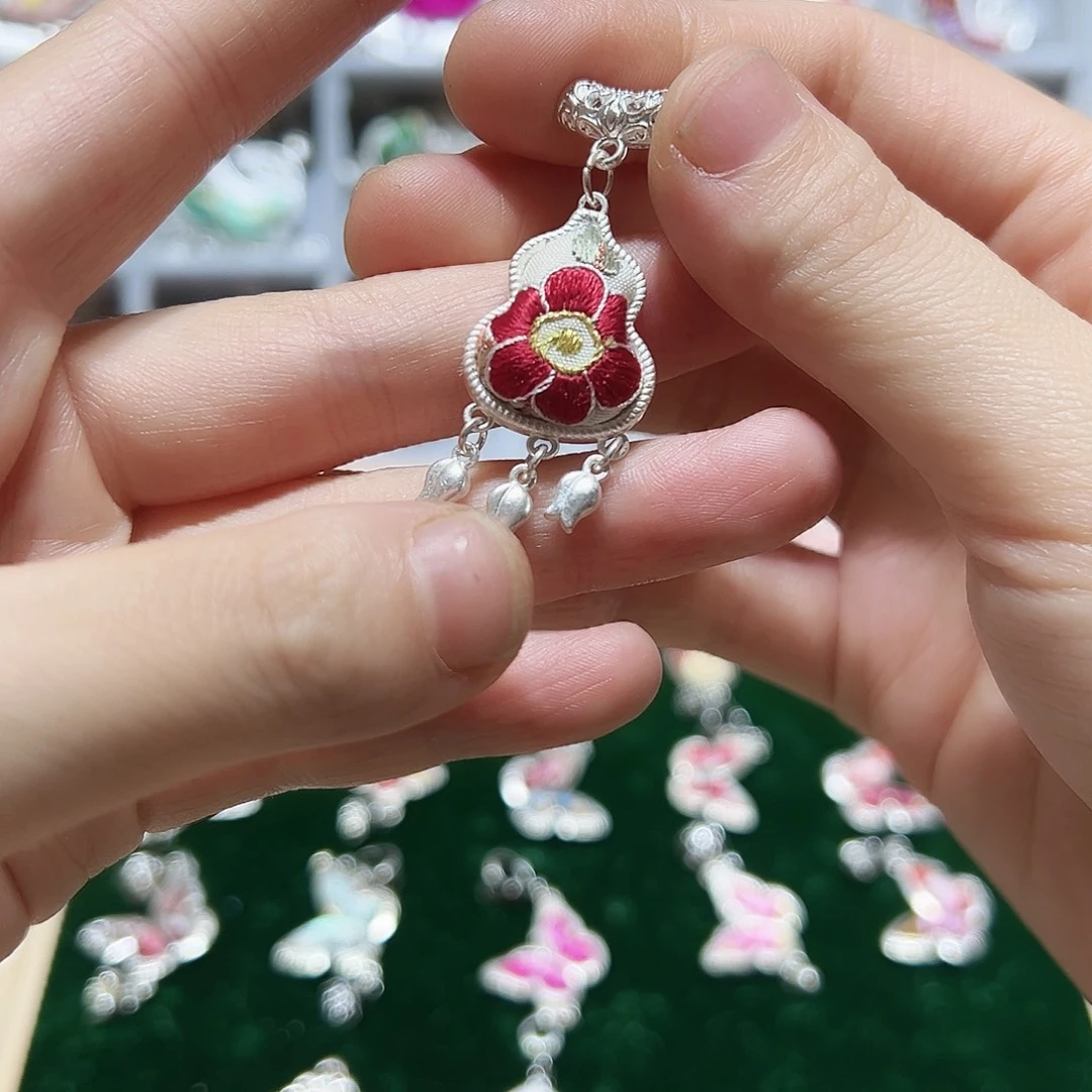 织绣手工苗银吊坠（配皮绳）