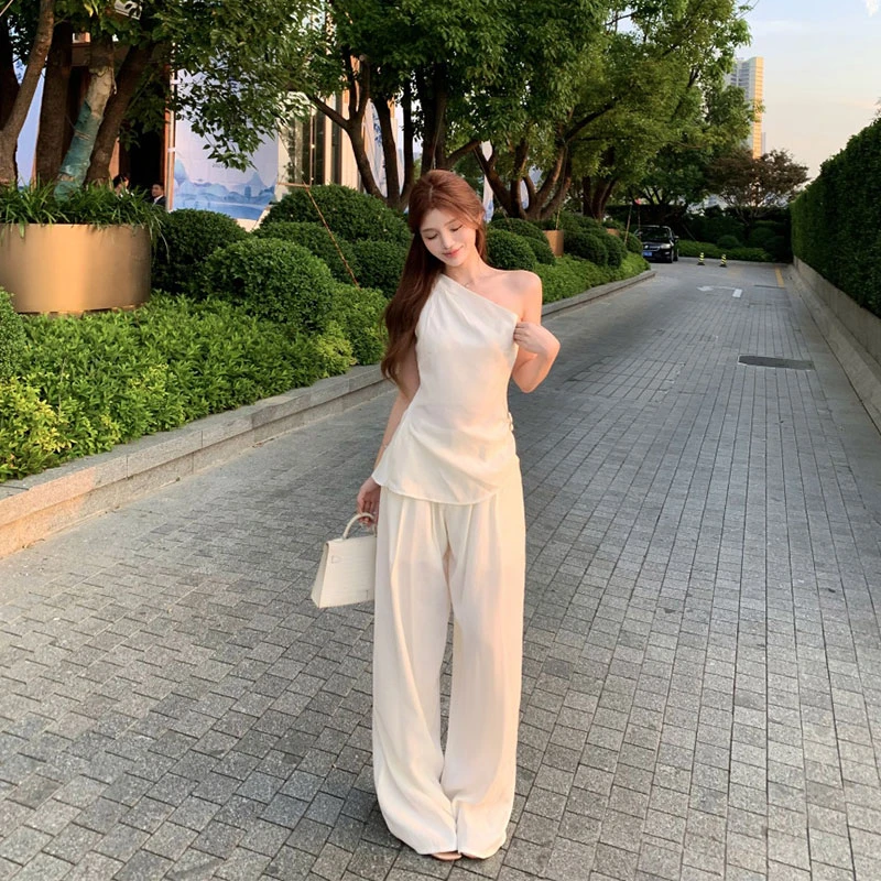 2025年夏季新款ins港风通勤白色斜肩收腰上衣女配高腰垂感阔腿裤