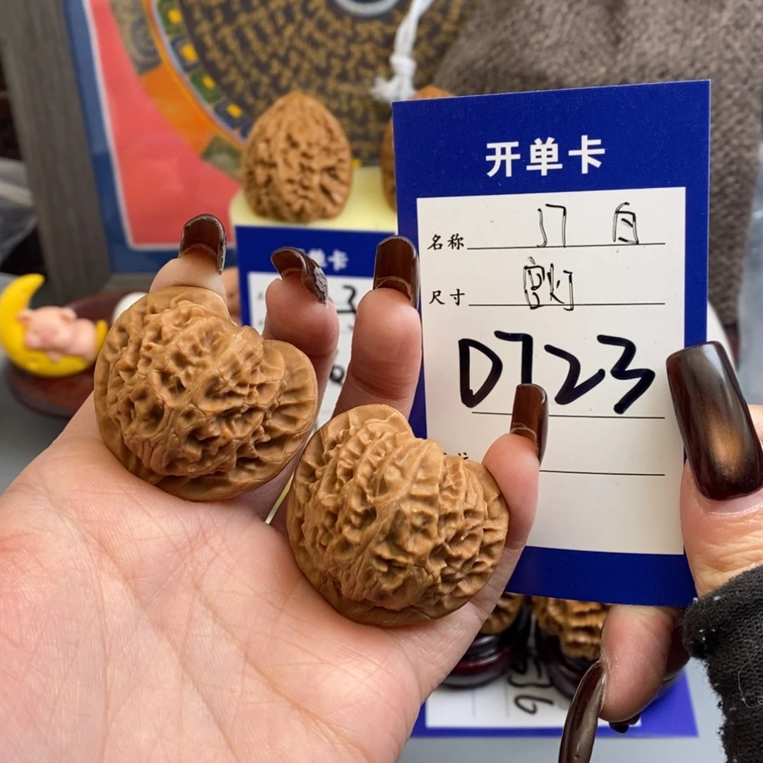 文玩核桃吊坠芭***尼宫灯