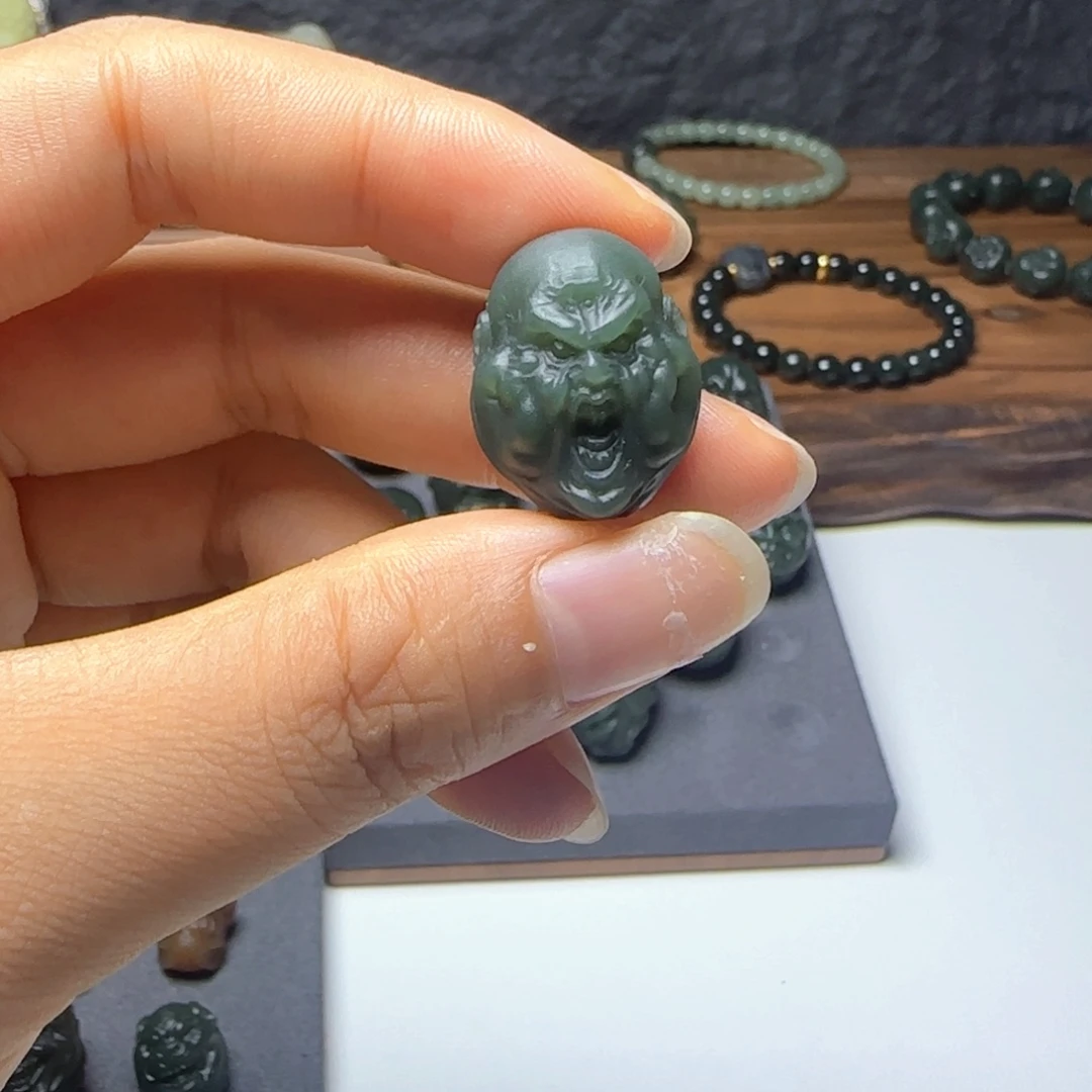 李***1颈饰未镶嵌和田玉（青玉）