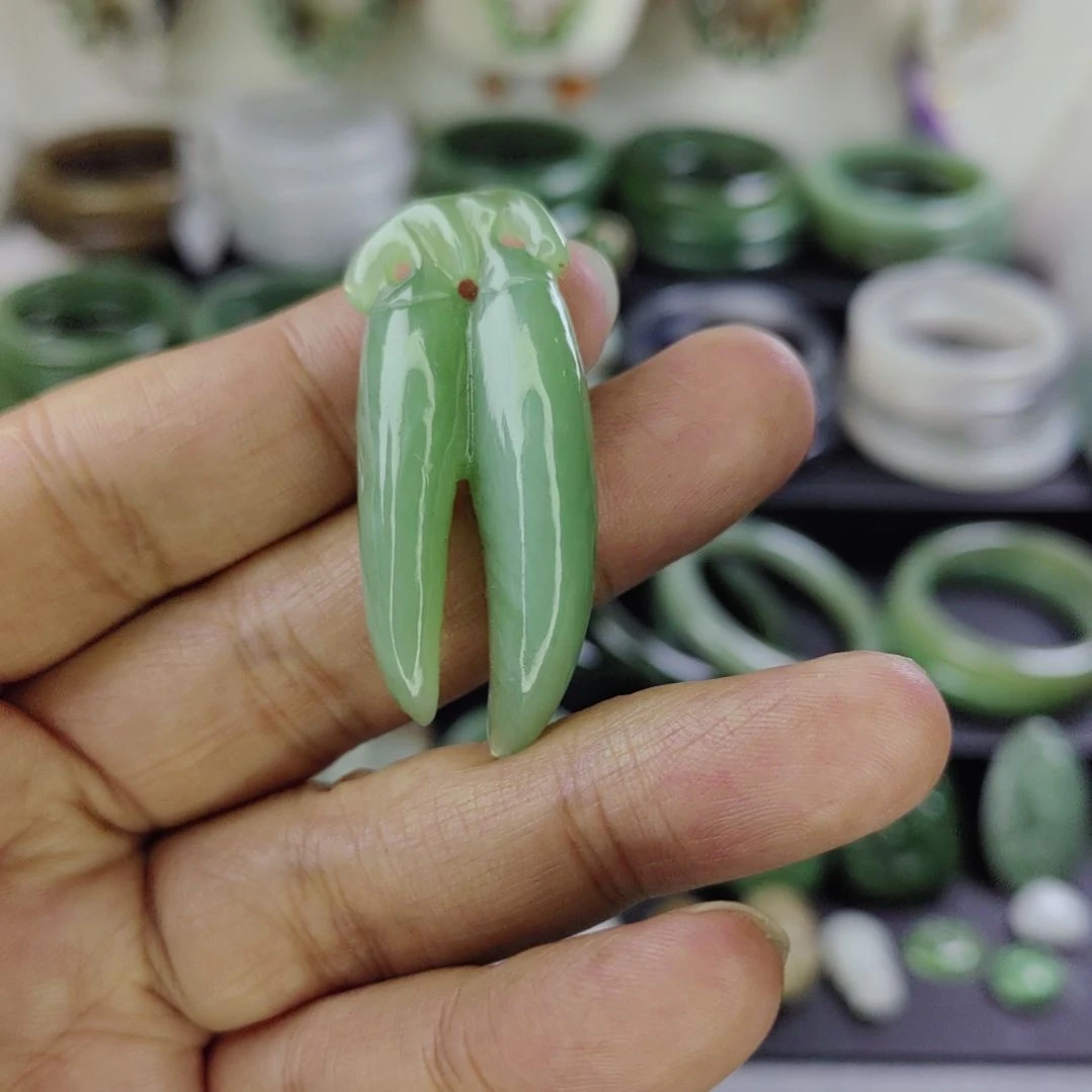 和田玉未镶嵌吊坠(赠链)