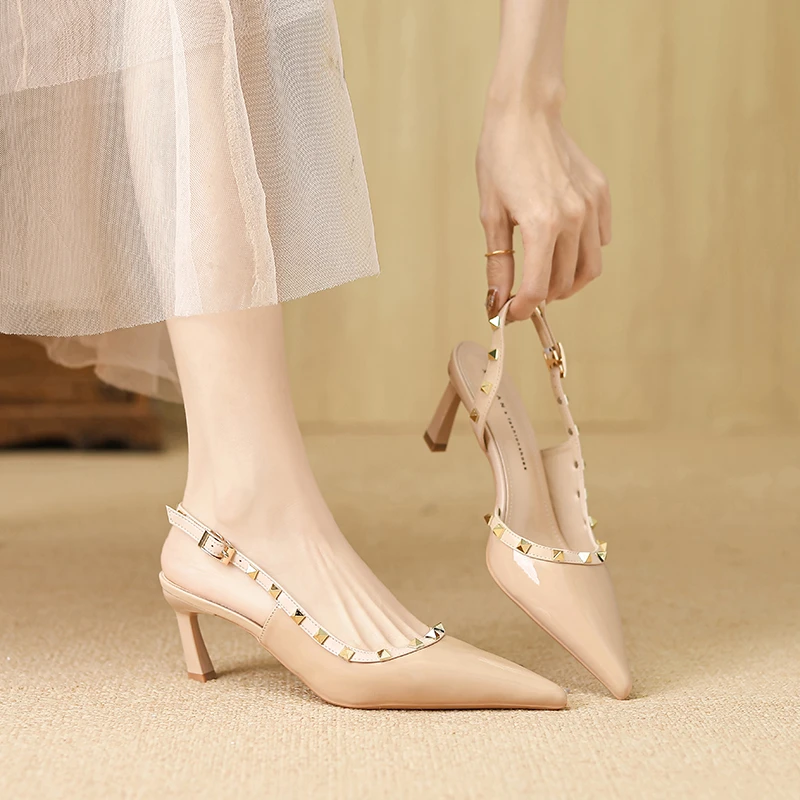 铆钉鞋2025春新款后空一字带包头高跟凉鞋女细跟裸色柳丁尖头单鞋