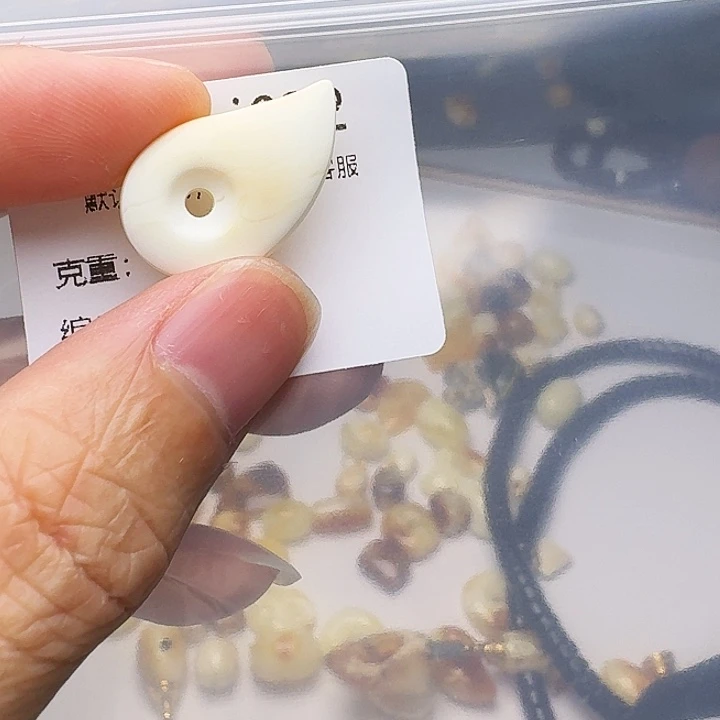 琥珀未镶嵌裸石琥珀