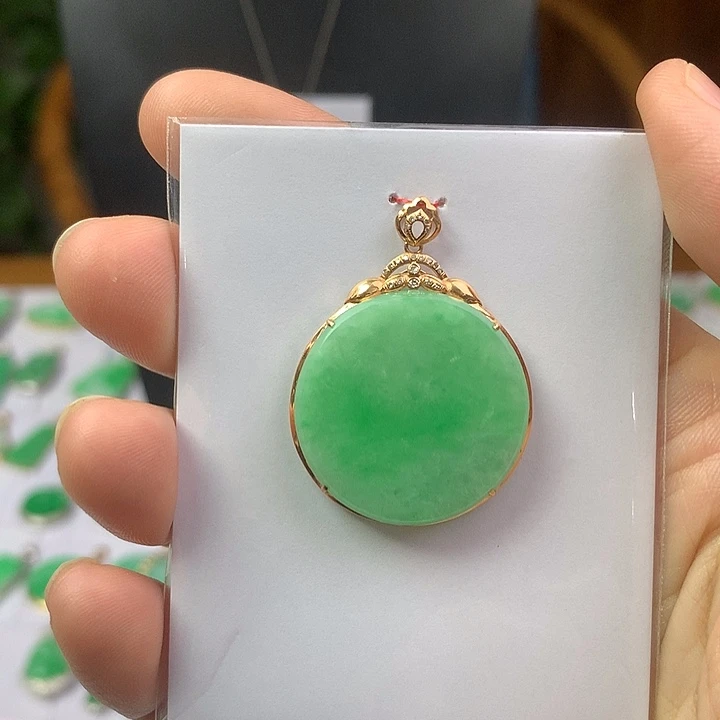 翡翠18K金镶嵌颈饰翡翠首饰