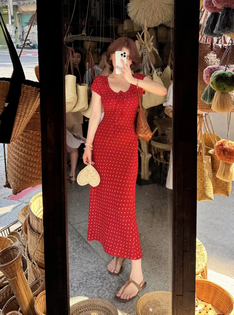 蕾英俊-知意-夏季纯色弹力修身显白抽绳设计V领红色连衣裙-JF5902