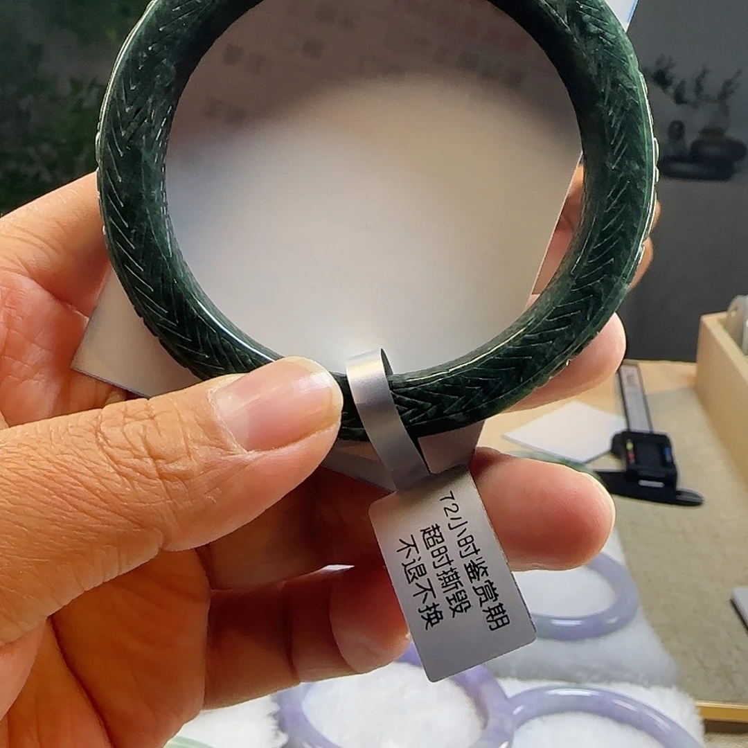 翡翠未镶嵌手镯60-61干青雕刻手镯