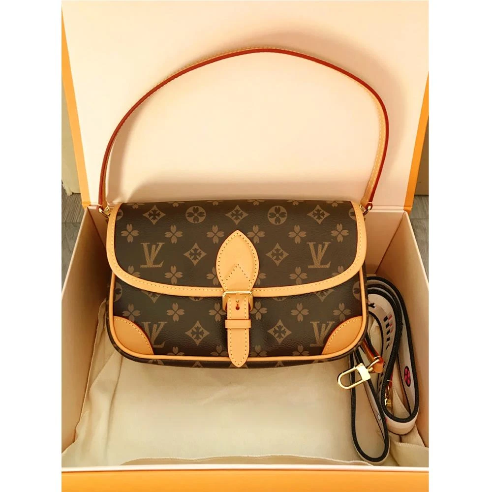 香港品牌女包2025新款轻奢百搭织带老花法棍包单肩斜挎包腋下小包