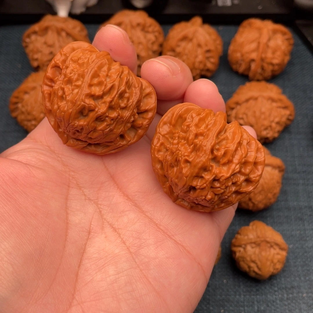 文玩核桃把件全品红皮三角白42