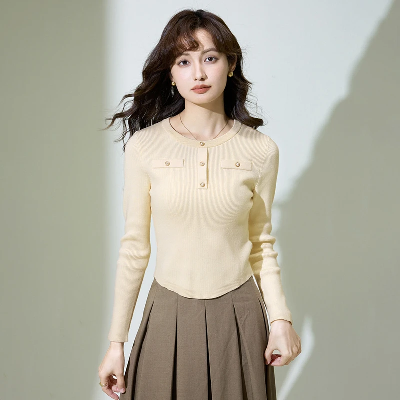 【专柜品质】女款春装上衣时尚珍珠扣针织衫女圆领套头内搭打底衫