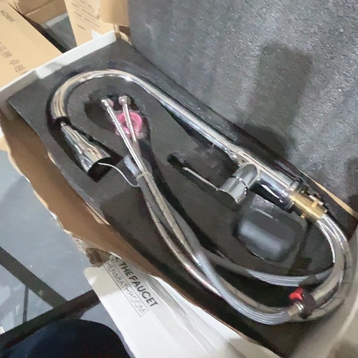 进口厨房抽拉冷热水笼头。