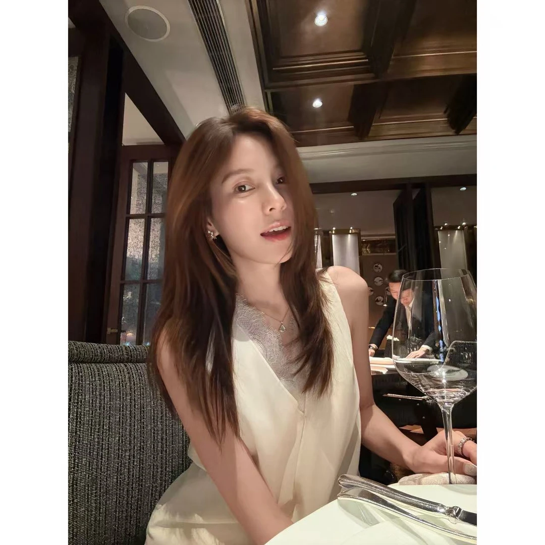 Mollyeeee灵动 白色上衣的精致感,藏在领口这一点蕾丝里