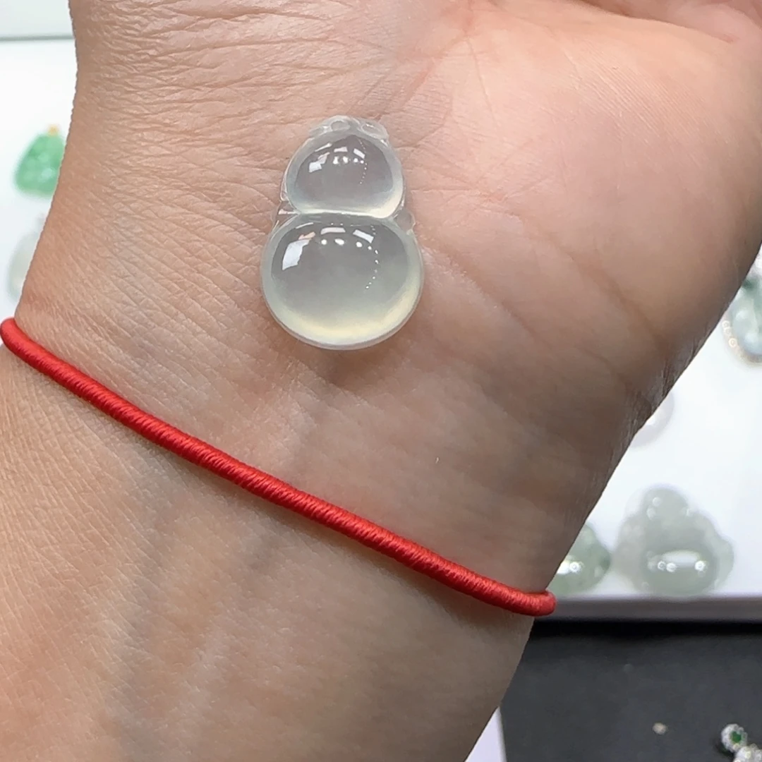 翡翠未镶嵌颈饰葫芦