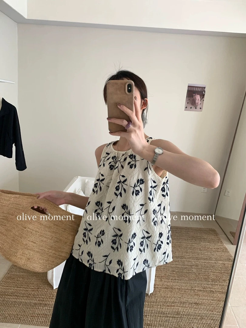 夏季新款韩系精致刺绣无袖圆领小众女装背心小衫通勤百搭短款