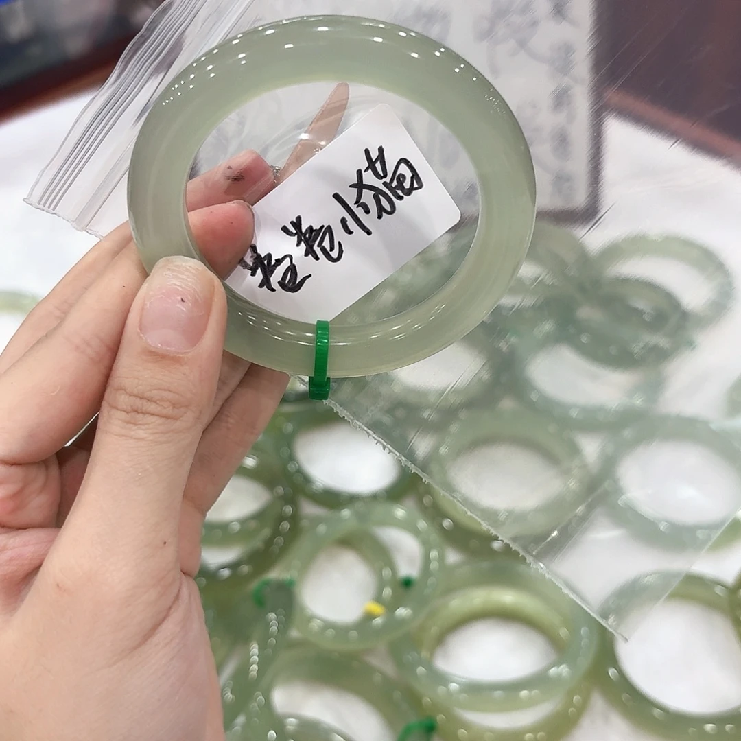 卷***猫蛇纹石玉未镶嵌手镯