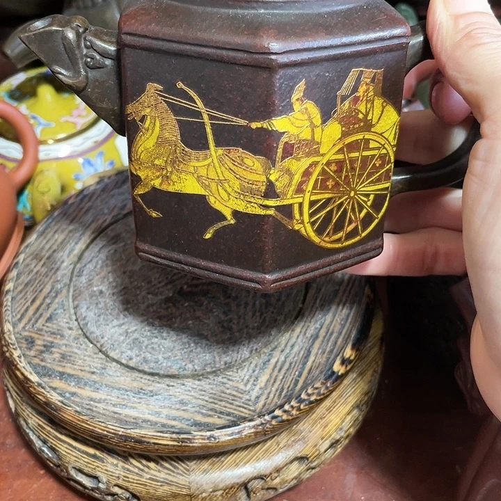 茶壶紫砂原矿泥料手工制作的一把紫砂壶。