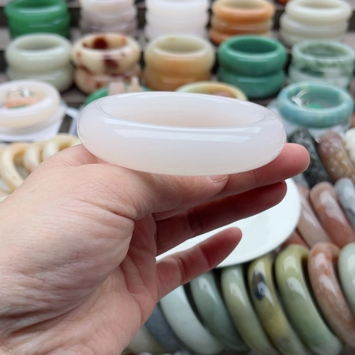 石英质玉手镯未镶嵌深****伴