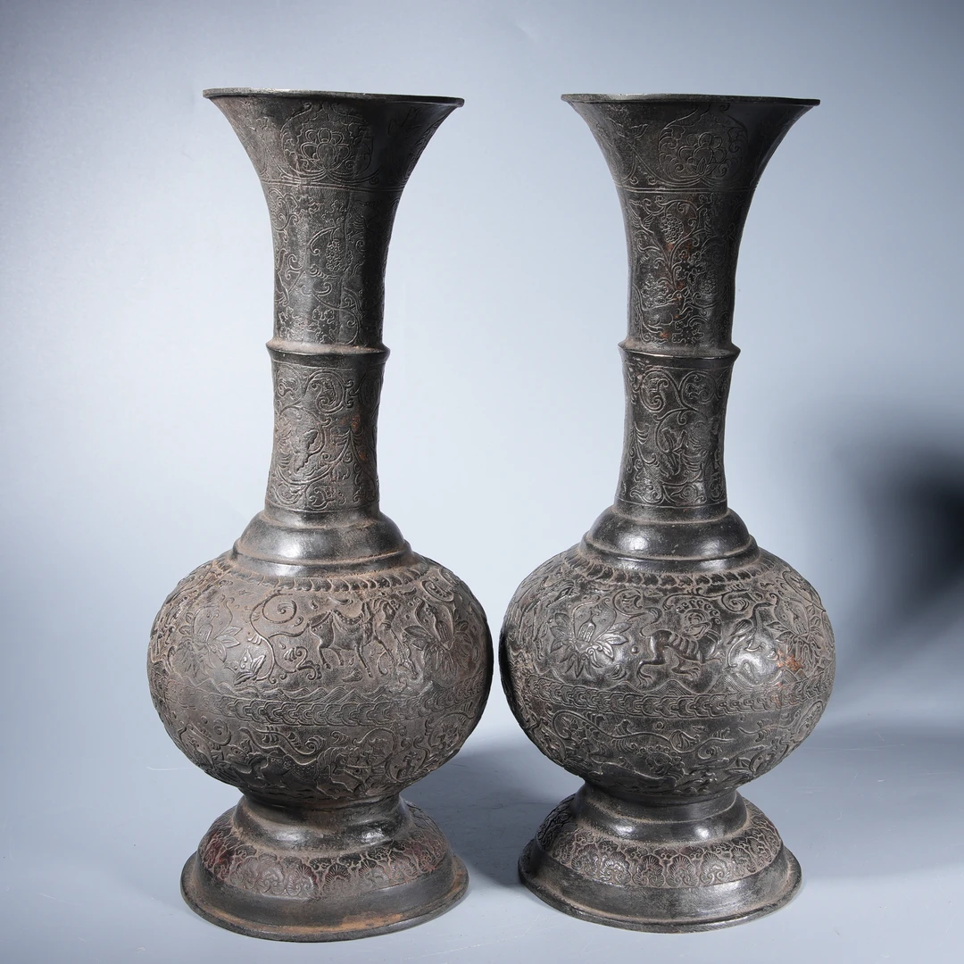 Lot35 清代 铜瑞兽纹瓶一对