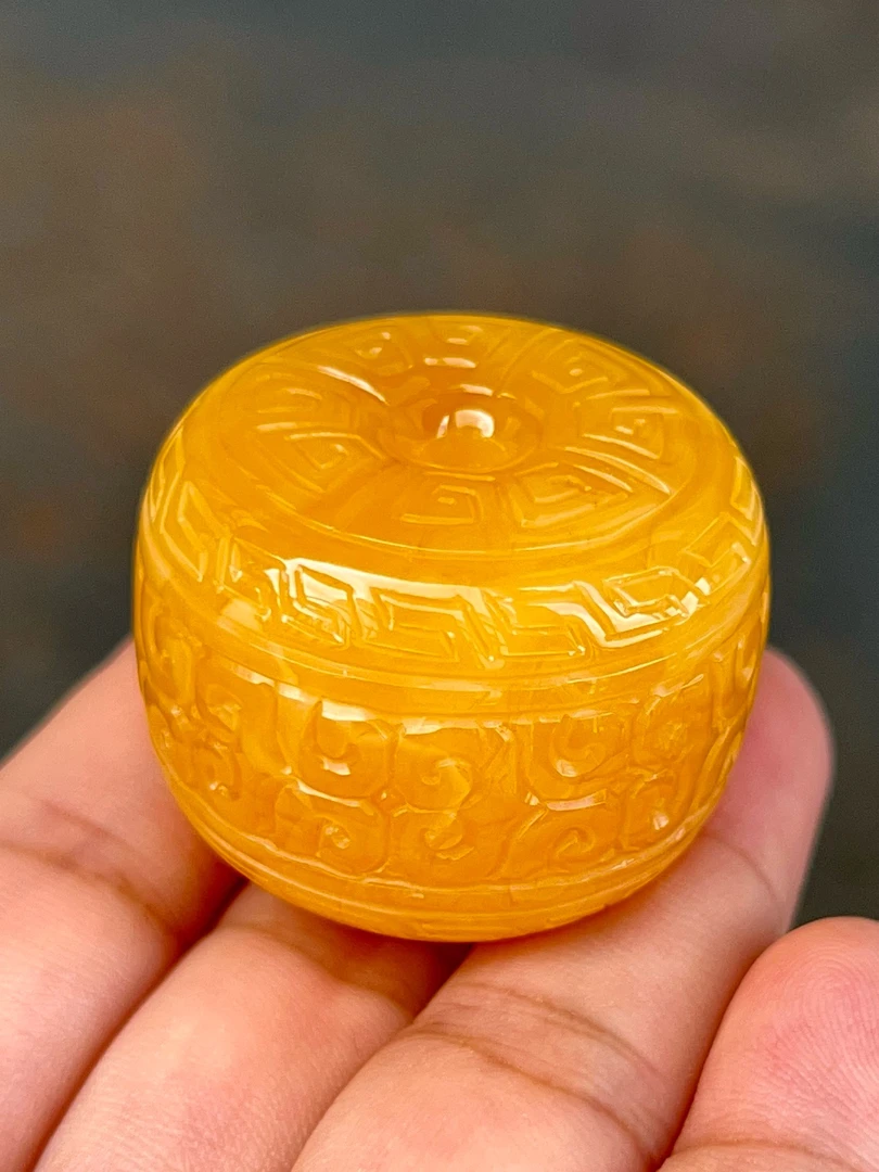 焦皮料鸡油红回纹扣