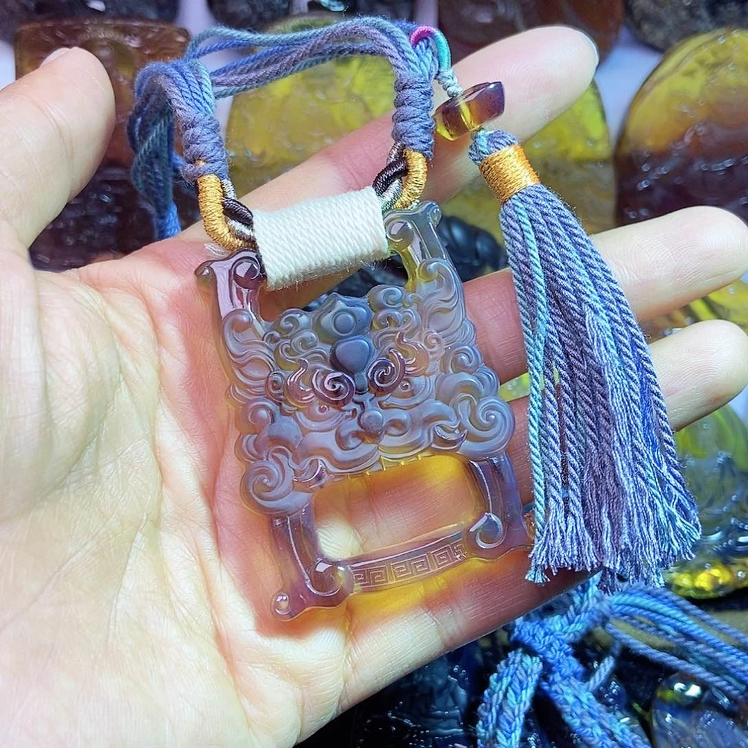 琥珀颈饰未镶嵌金书扣