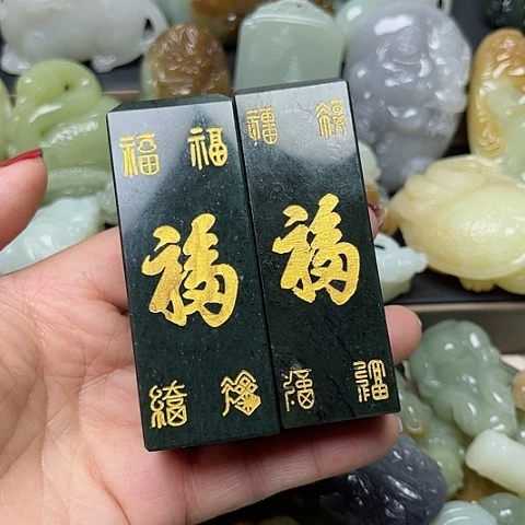 颈饰未镶嵌和田玉龍**人