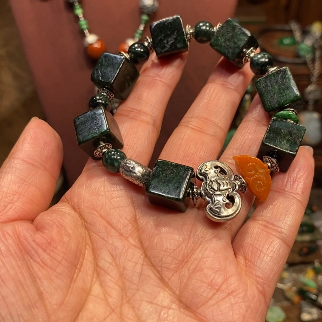 翡翠吊坠(赠链)未镶嵌