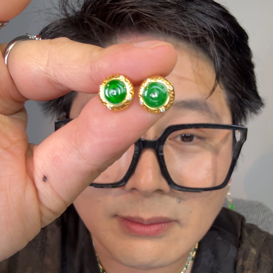 翡翠未镶嵌颈饰一对