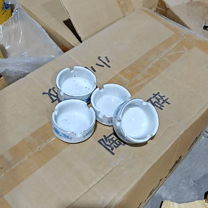 摆件盘子碗茶壶啥都有
