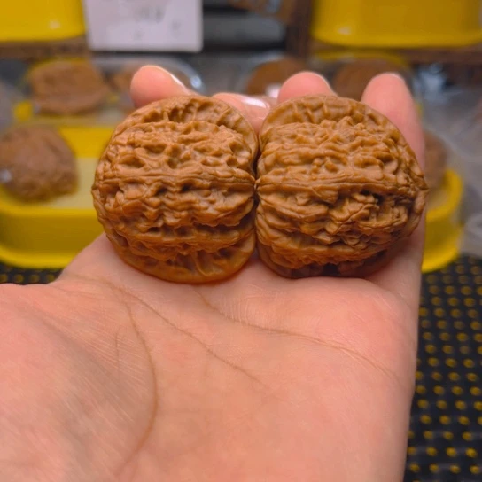 尊***蟹文玩核桃吊坠白狮