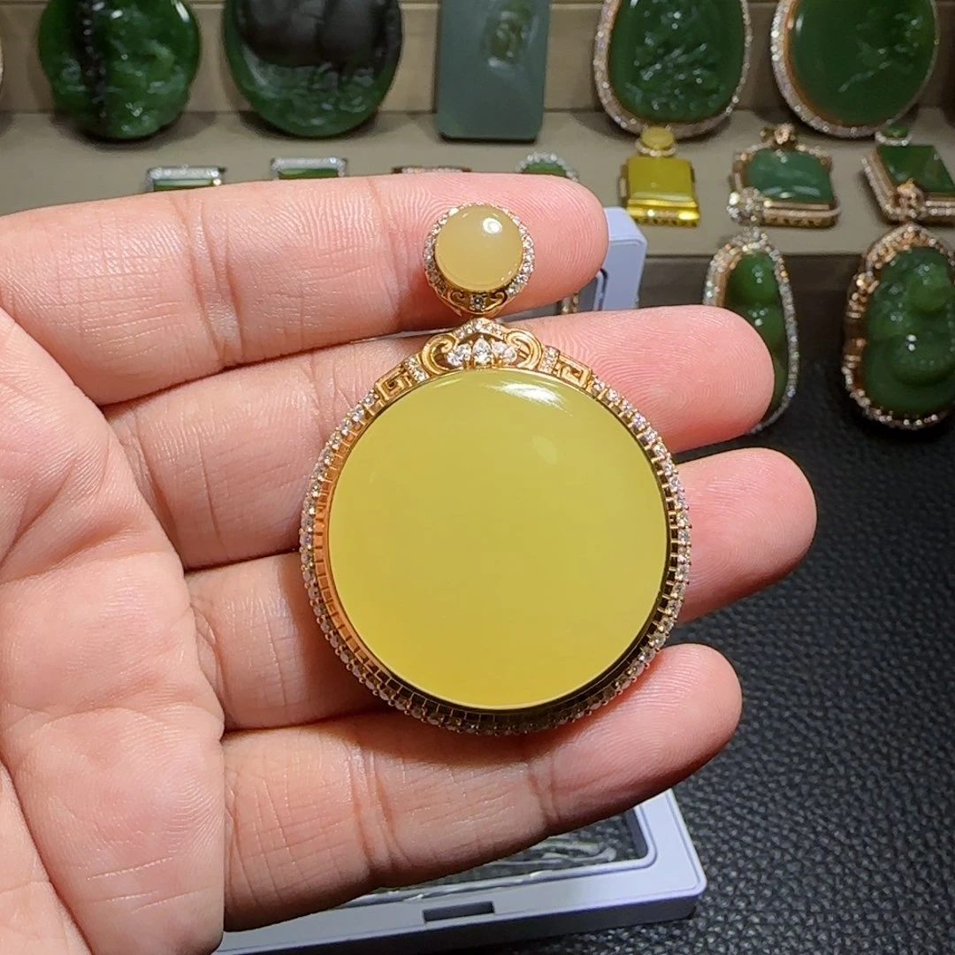 18K金镶嵌和田玉（黄玉）挂件K**_