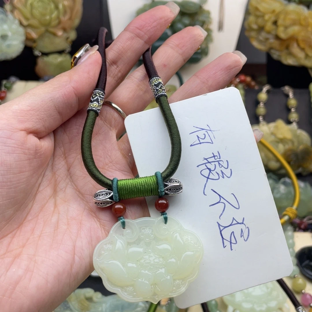 蛇纹石玉颈饰未镶嵌