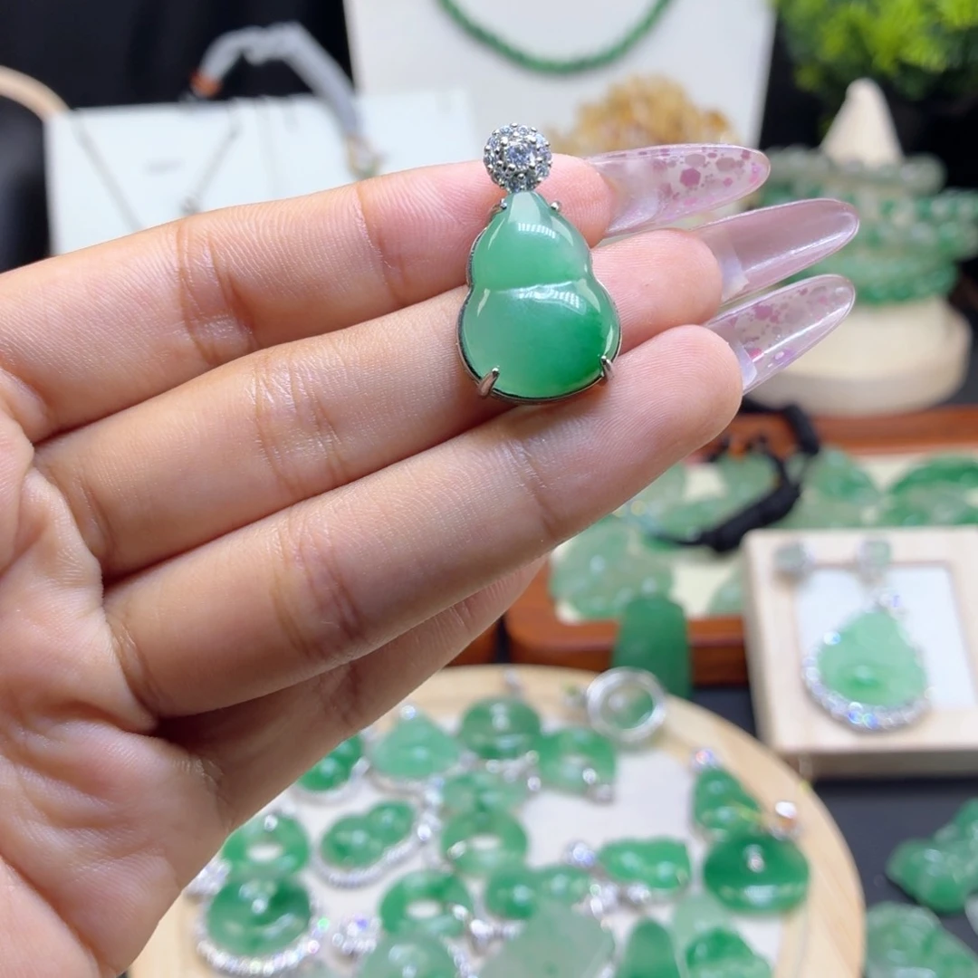 石英质玉（非洲翠）未镶嵌颈饰葫芦