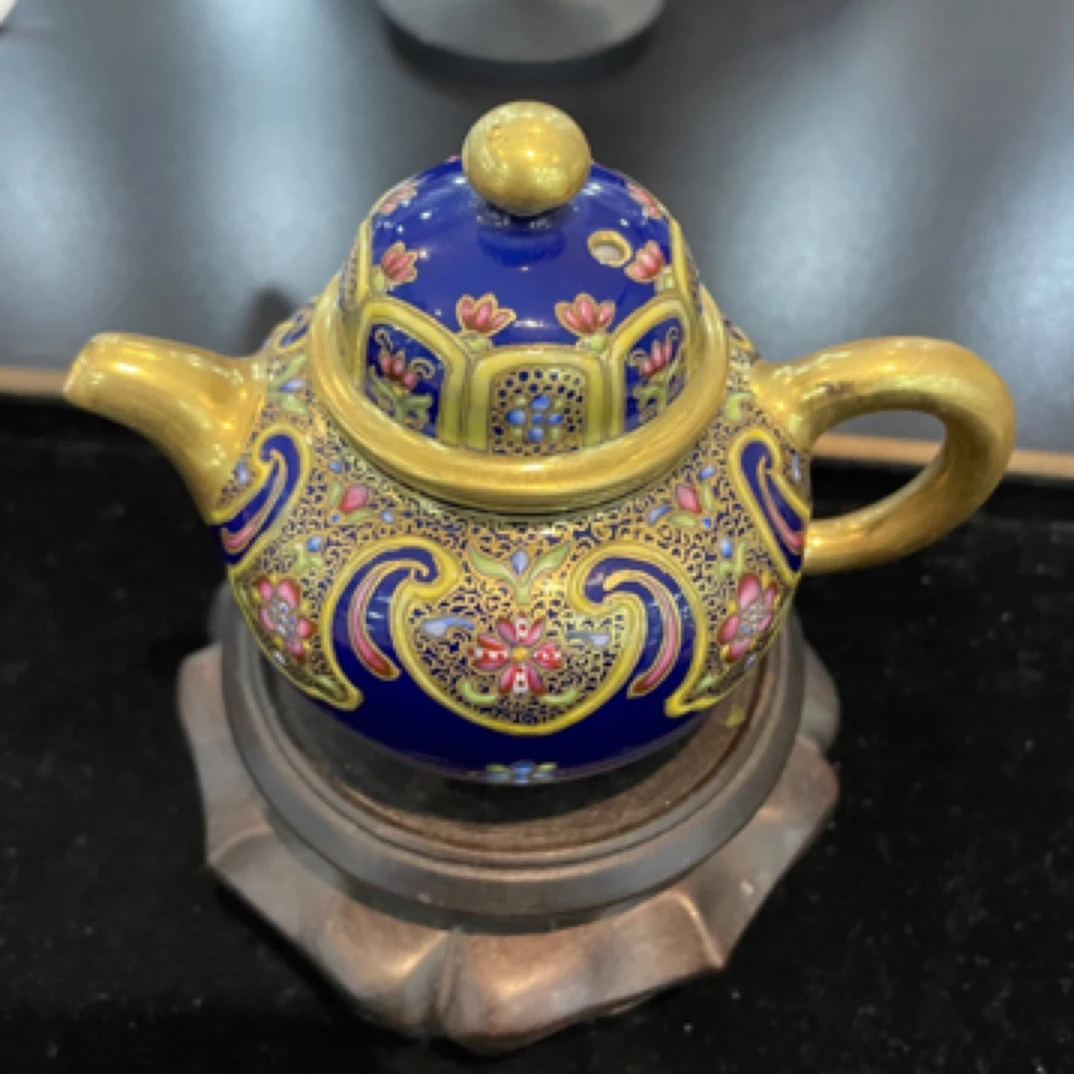 清乾隆宝石蓝花卉赏壶