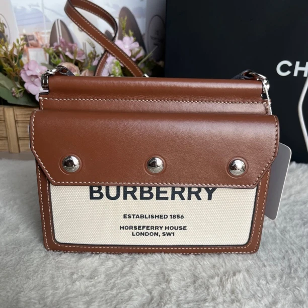 99新 BURBERRY/博柏利 棕色学院风斜跨单肩包
