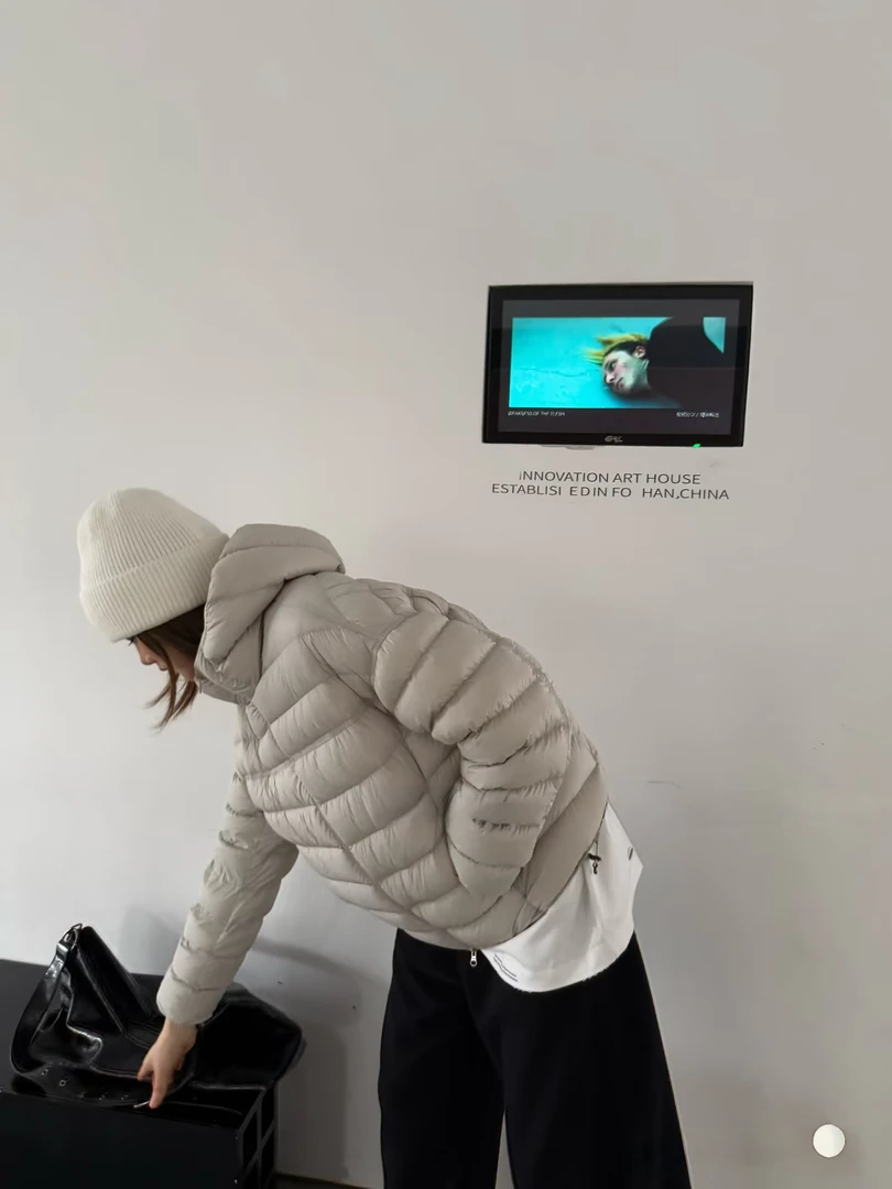 白鸭绒冬季新款排骨羽绒服女轻薄泡芙短款保暖连帽羽绒服外套