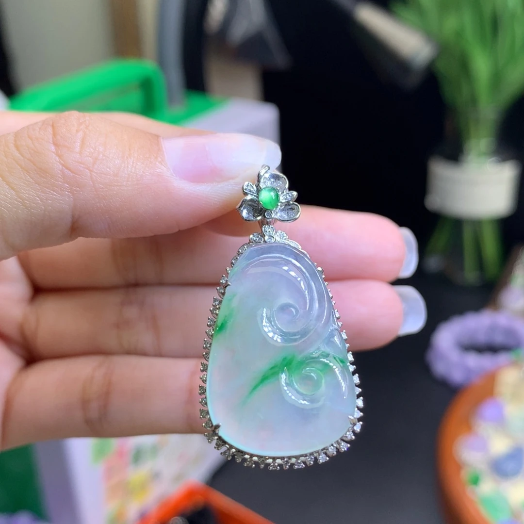 翡翠18K金镶嵌颈饰