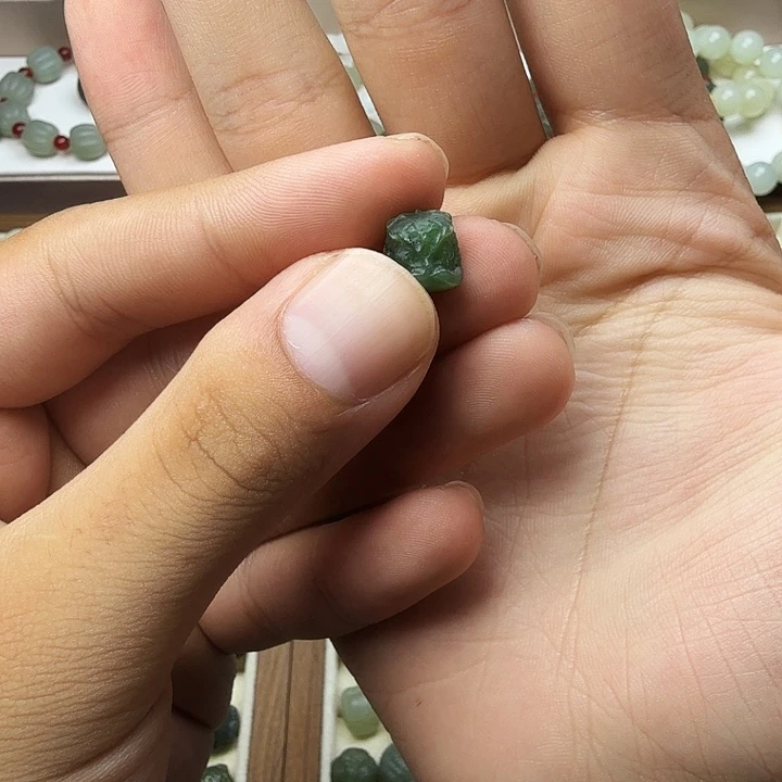 夜***胧和田玉未镶嵌珠宝半成品和田玉碧玉10mm醒狮