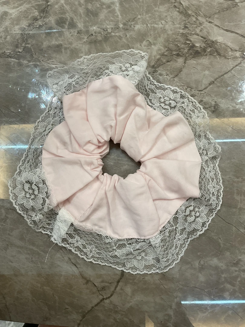 粉色蕾丝大肠圈点关注卡灯牌发