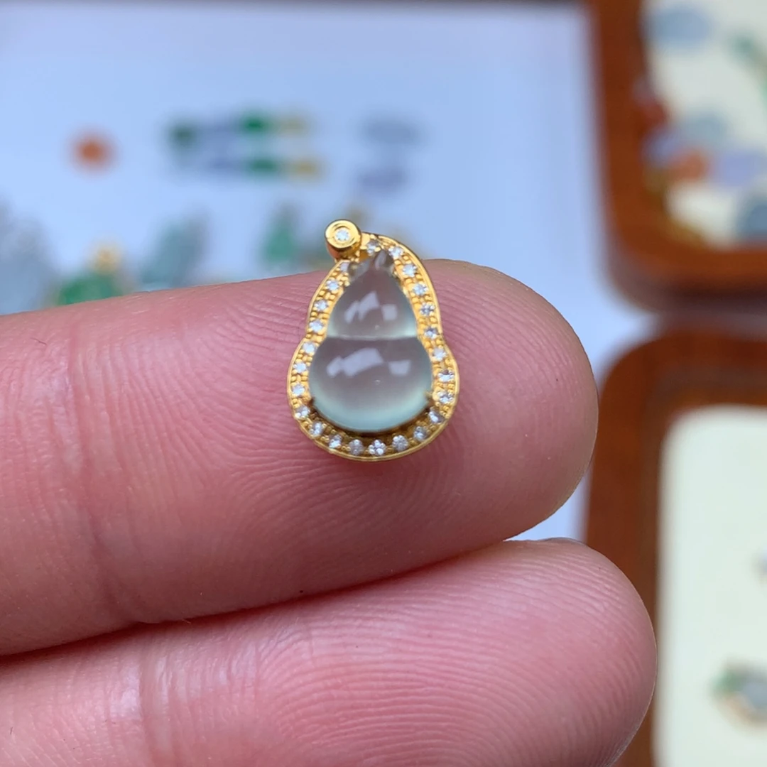 翡翠18K金镶嵌颈饰葫芦