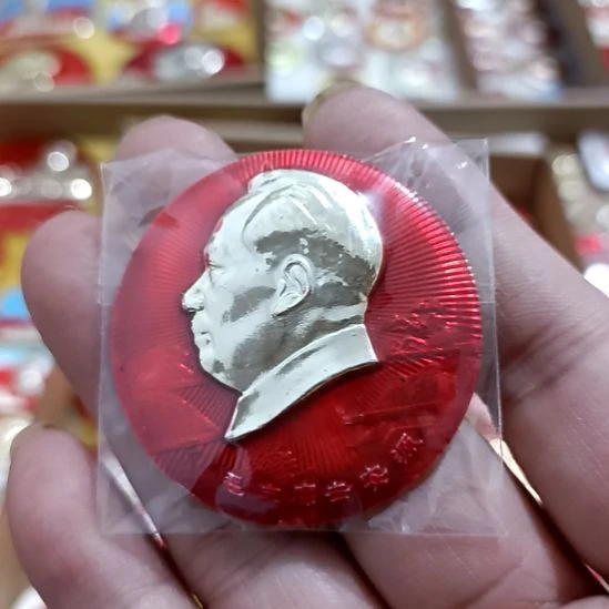 铝～****～圆形红色文字像章