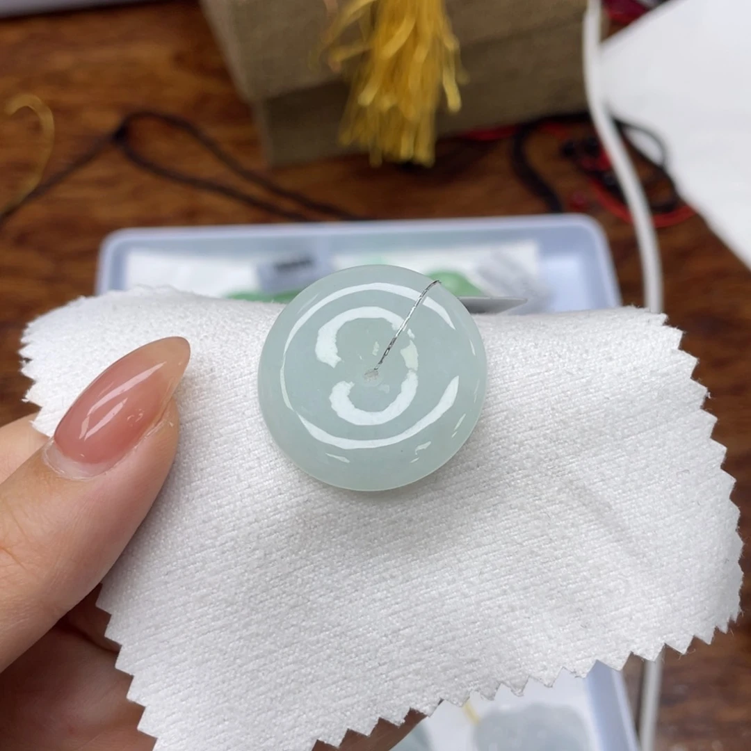 翡翠颈饰未镶嵌平安扣