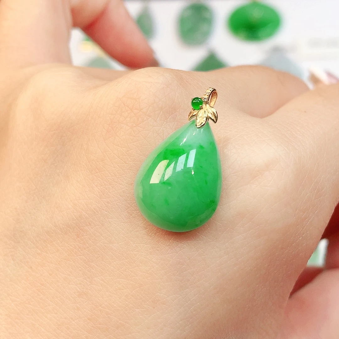 翡翠18K金镶嵌颈饰
