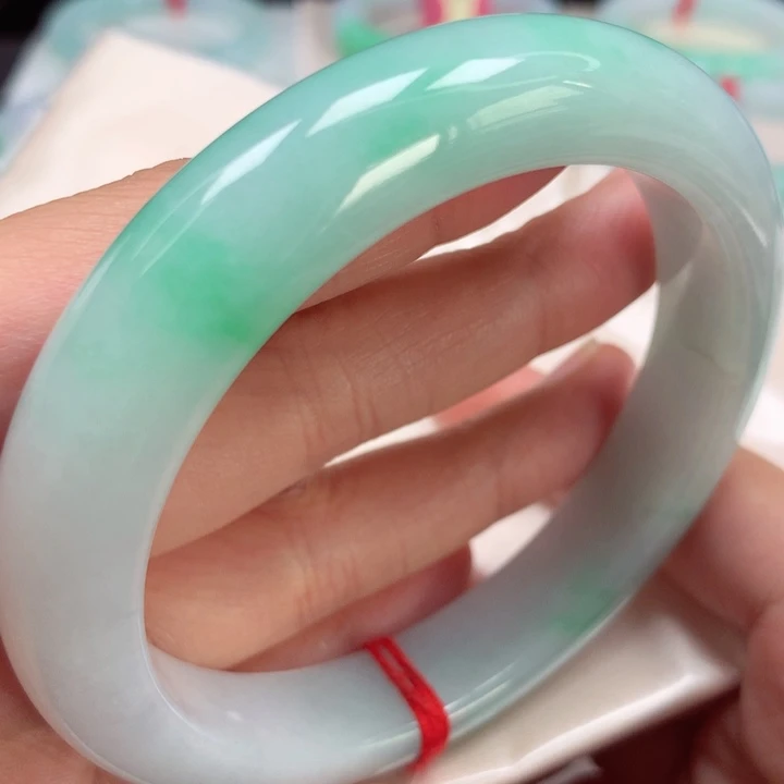 翡翠手镯未镶嵌阳绿飘花34号